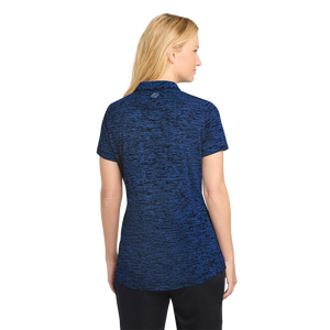 Back of woman wearing blue polo with Insideya Golf icon